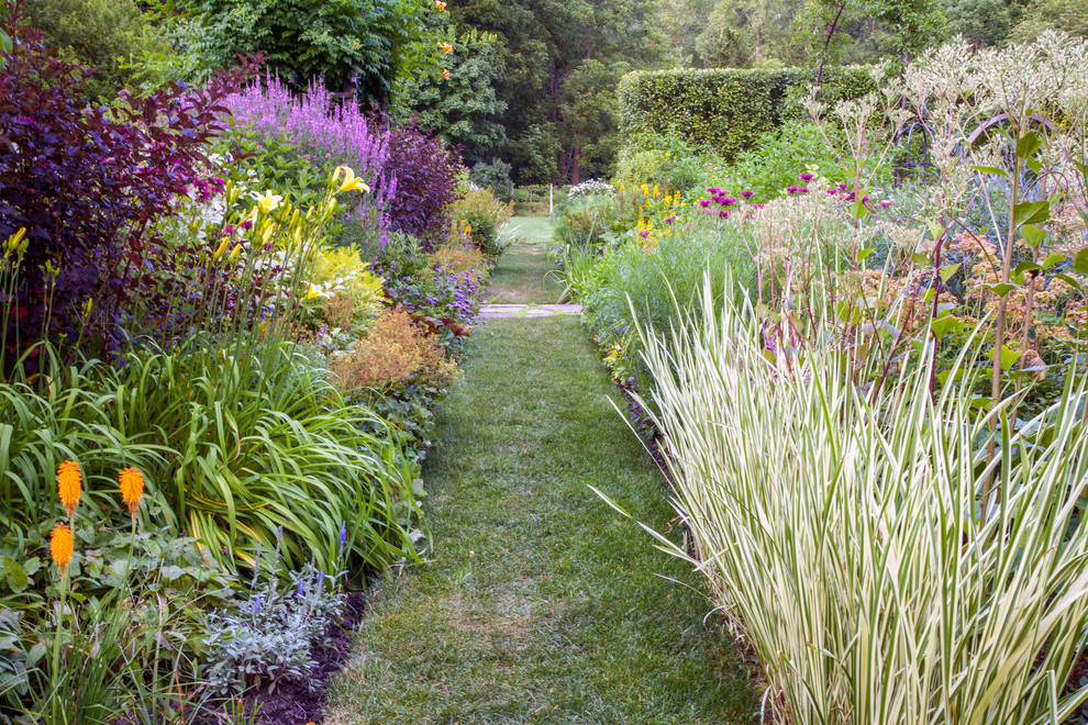 Ispirazione per un grande giardino country esposto in pieno sole dietro casa in estate con un ingresso o sentiero