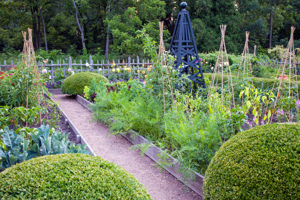 Foto de jardín tradicional grande en verano en patio trasero con jardín francés, huerto, exposición total al sol y gravilla