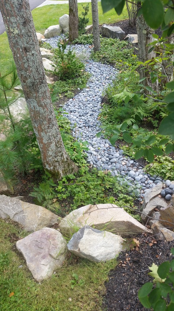 Mittelgroßer, Halbschattiger Klassischer Vorgarten mit Flusssteinen in Portland Maine