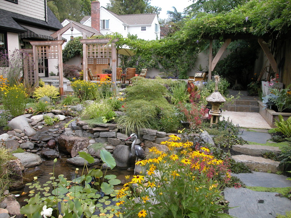 Idéer för funkis trädgårdar, med en fontän