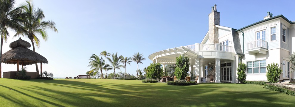 Foto di un grande giardino stile marinaro esposto a mezz'ombra dietro casa