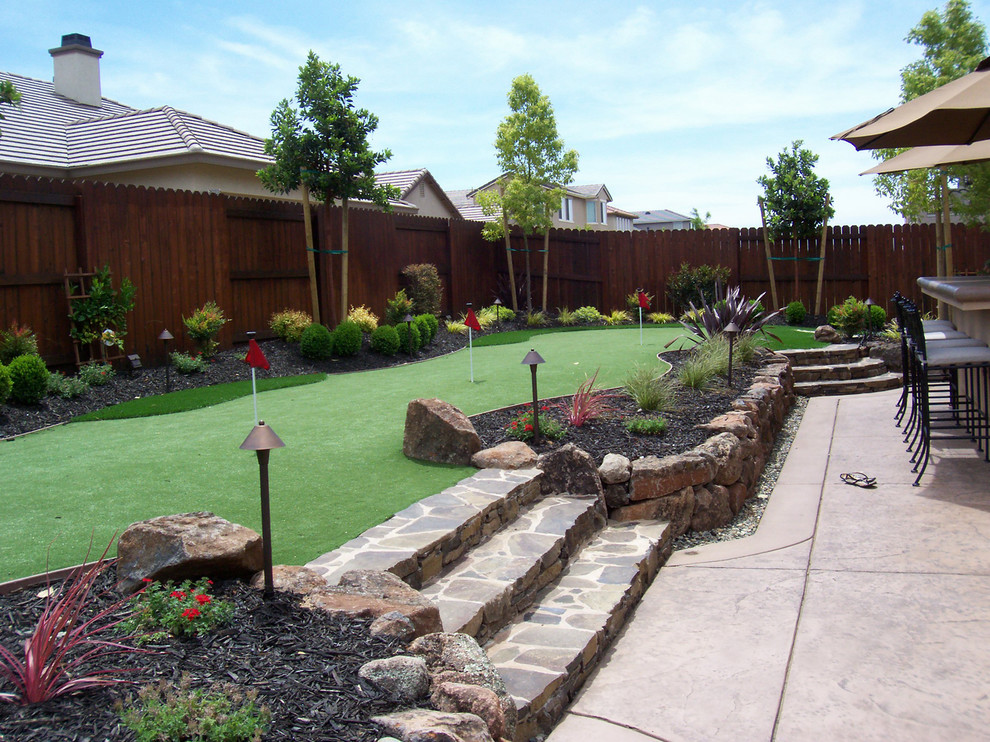 Photo of a medium sized classic back garden in Sacramento.
