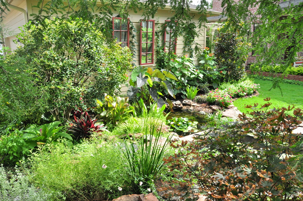 Klassischer Garten mit Wasserspiel in Houston