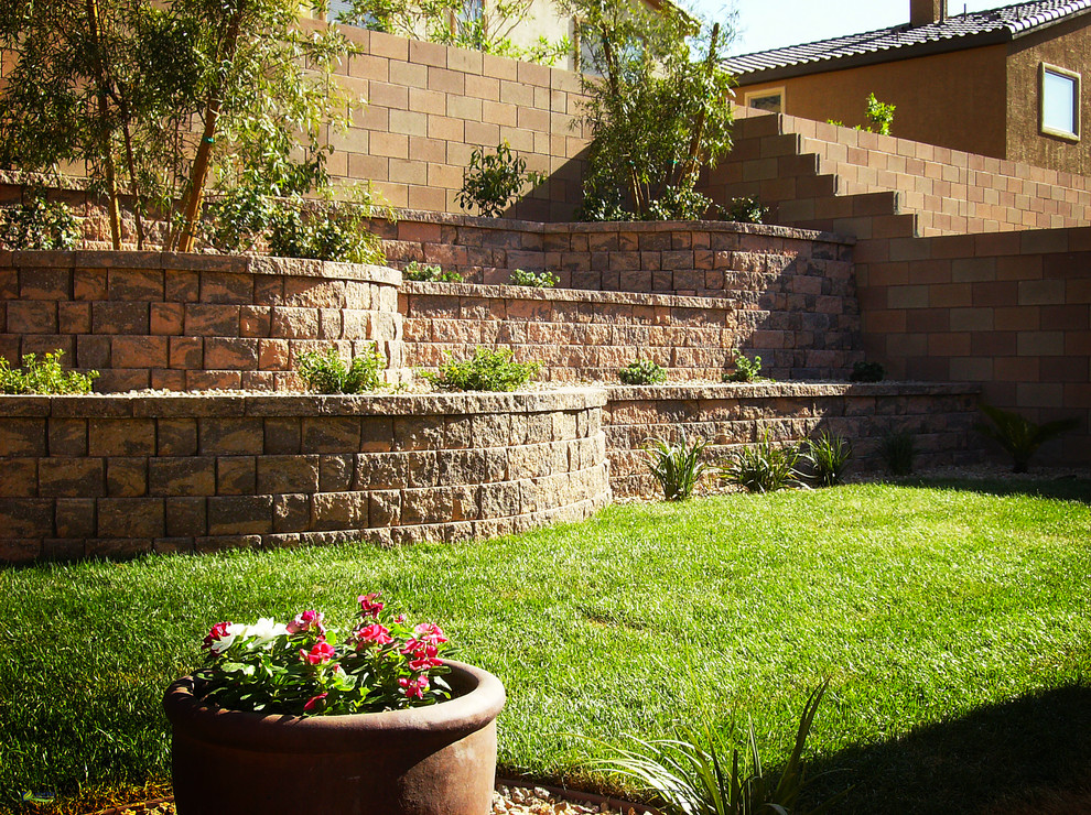 Design ideas for a traditional landscaping in Las Vegas.