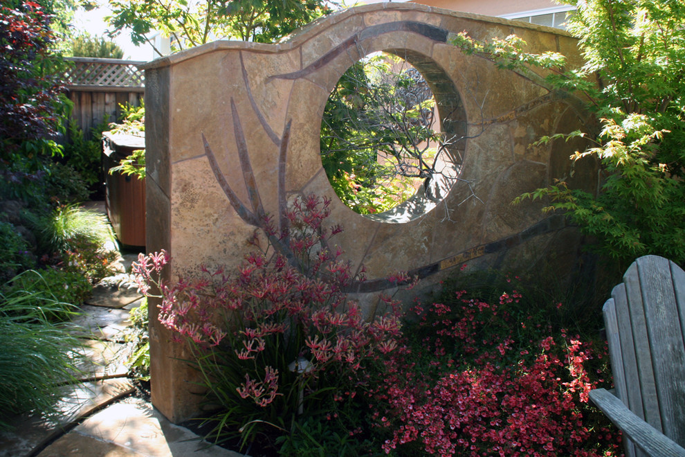 Ejemplo de camino de jardín ecléctico grande en patio lateral con jardín francés y adoquines de piedra natural
