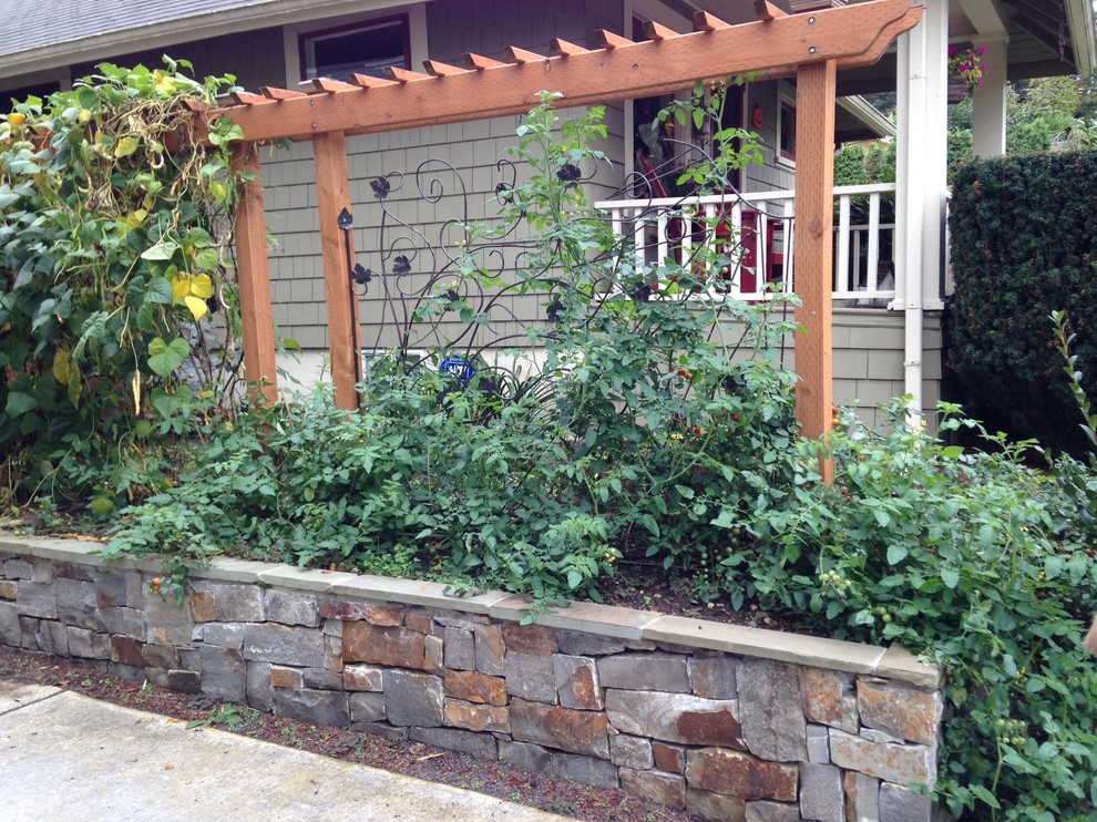 Ispirazione per un piccolo giardino american style esposto in pieno sole davanti casa in estate con pavimentazioni in pietra naturale