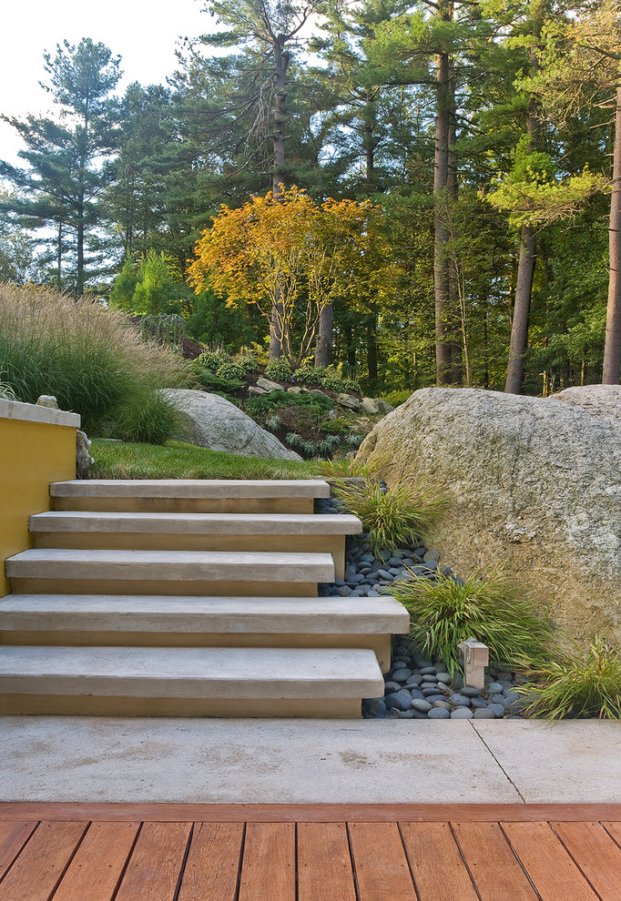 Стильный дизайн: большой осенний участок и сад на заднем дворе в современном стиле с камнем в ландшафтном дизайне - последний тренд