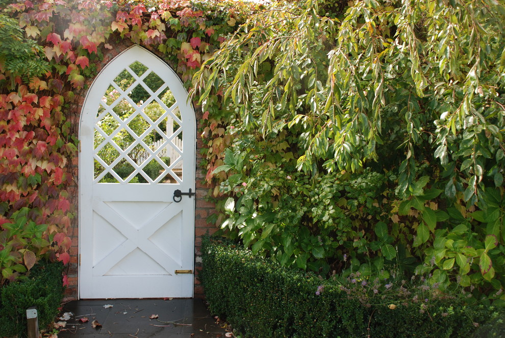 Idée de décoration pour un aménagement d'entrée ou allée de jardin style shabby chic l'automne.