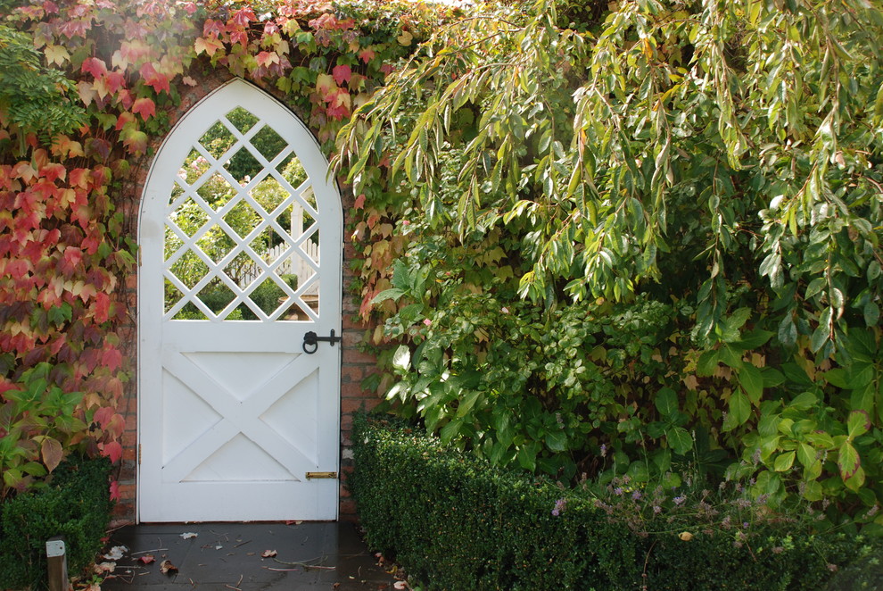 Photo of a shabby-chic style garden for autumn with a garden path.