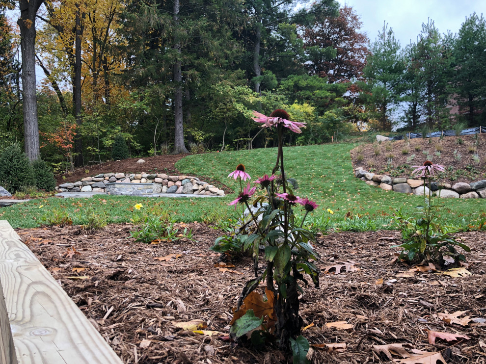 Großer, Halbschattiger Klassischer Gartenkamin hinter dem Haus mit Natursteinplatten in Detroit