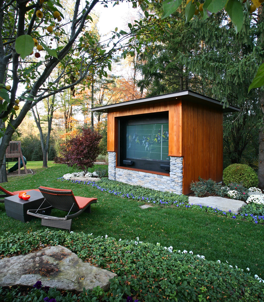 This is an example of a contemporary landscaping in Detroit.