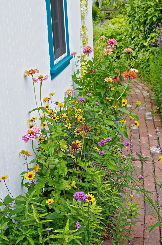 Esempio di un piccolo giardino design esposto in pieno sole dietro casa in estate con pavimentazioni in mattoni
