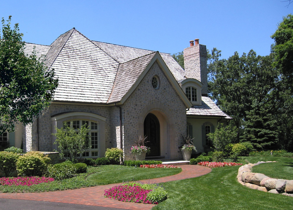 На фото: солнечный участок и сад на переднем дворе в классическом стиле с хорошей освещенностью и покрытием из каменной брусчатки