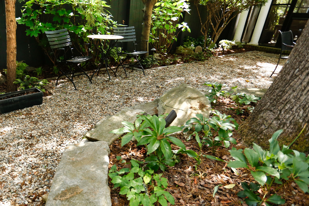 Imagen de jardín tradicional grande en verano en patio trasero con jardín francés, fuente, exposición parcial al sol y adoquines de piedra natural