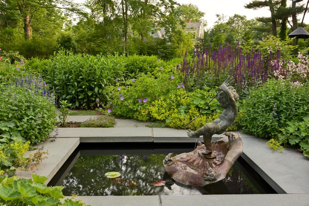 Идея дизайна: садовый фонтан в классическом стиле