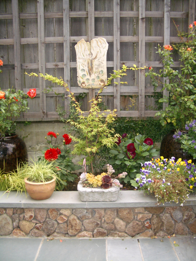 Modelo de jardín de estilo zen pequeño en patio trasero con exposición total al sol y adoquines de piedra natural
