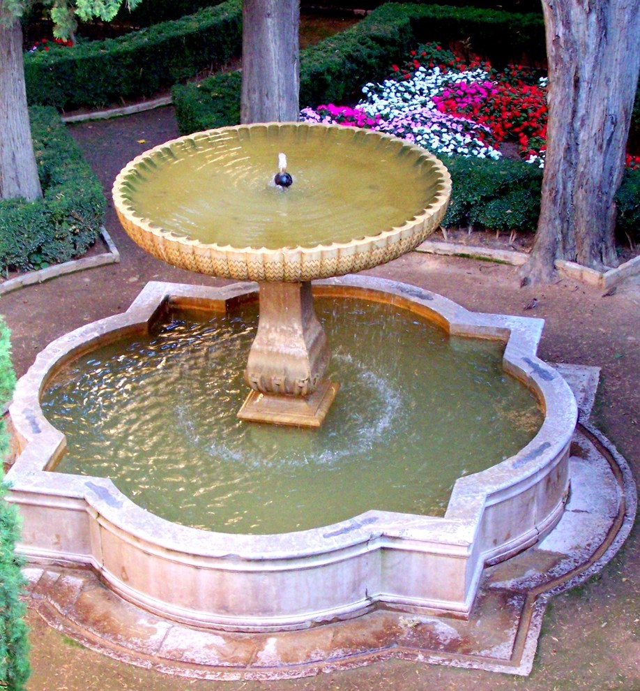Esempio di un grande giardino mediterraneo esposto a mezz'ombra dietro casa con fontane e pavimentazioni in pietra naturale