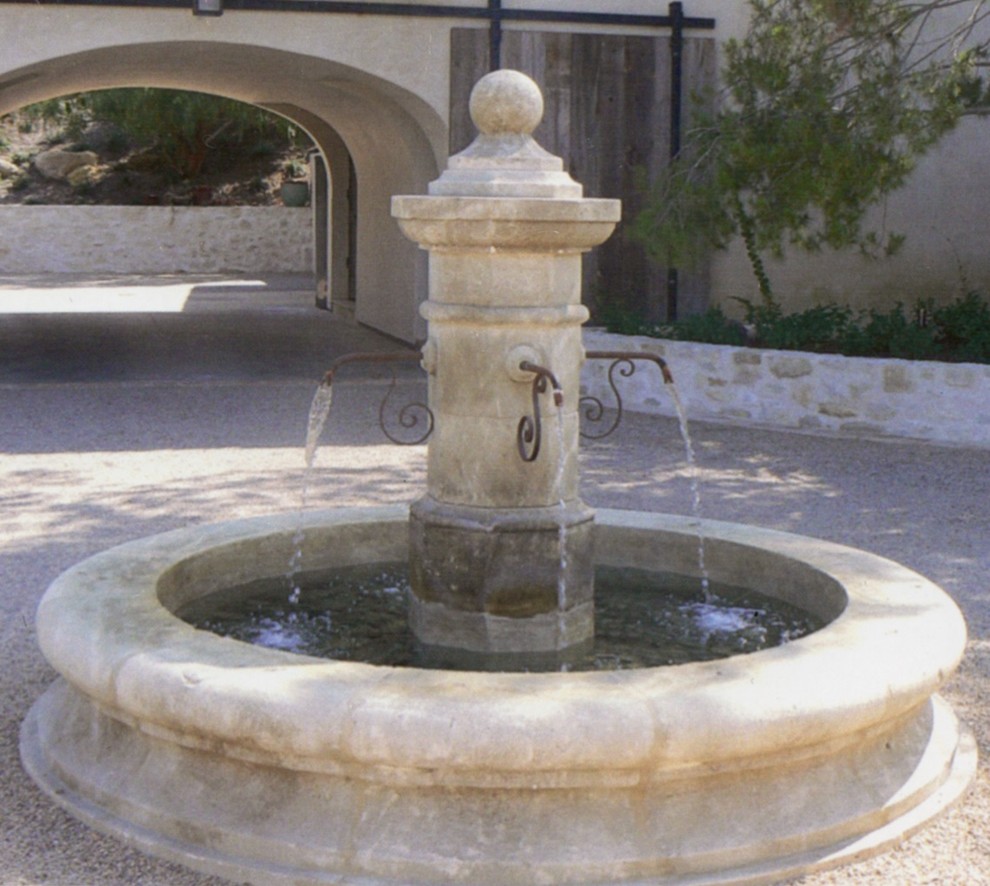 Idée de décoration pour un grand jardin arrière méditerranéen avec un point d'eau, une exposition partiellement ombragée et des pavés en pierre naturelle.
