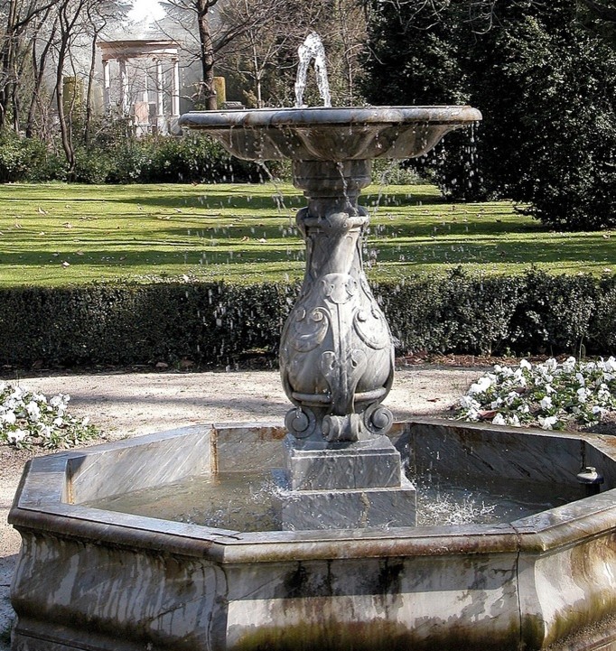 Aménagement d'un grand jardin arrière méditerranéen avec un point d'eau, une exposition partiellement ombragée et des pavés en pierre naturelle.