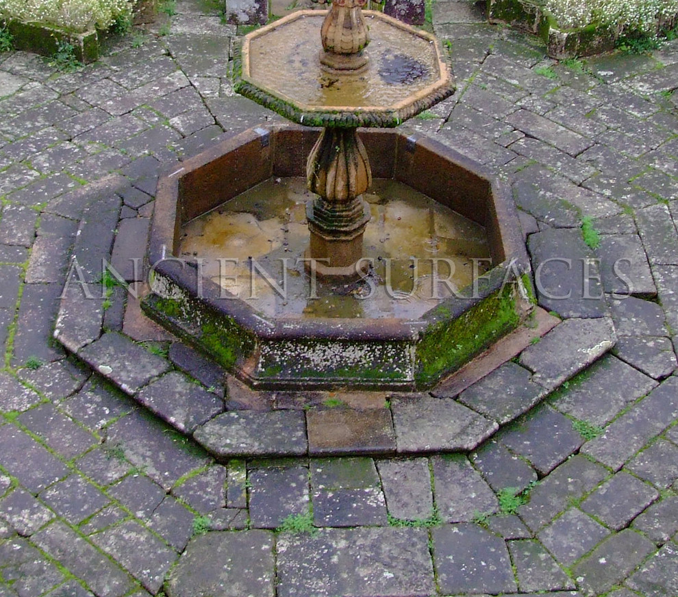 Exemple d'un grand jardin arrière méditerranéen avec un point d'eau, une exposition partiellement ombragée et des pavés en pierre naturelle.