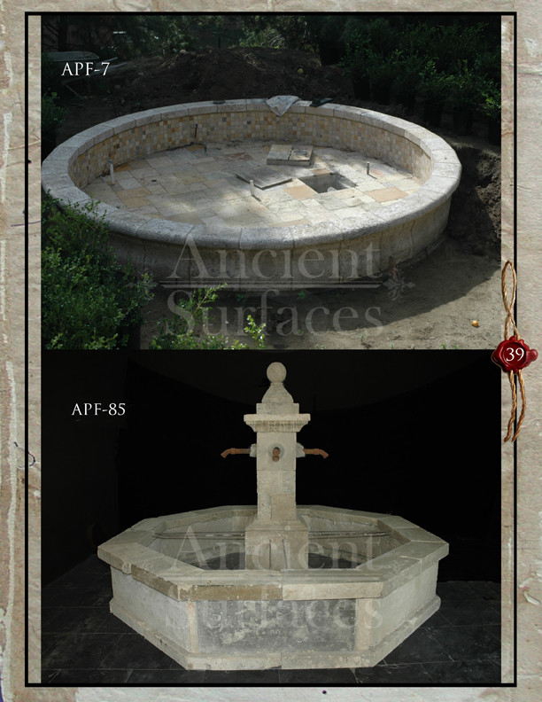 На фото: большой садовый фонтан на заднем дворе в средиземноморском стиле с полуденной тенью и покрытием из каменной брусчатки