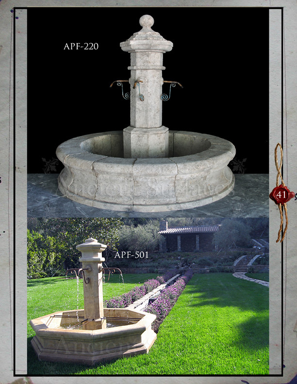 На фото: большой садовый фонтан на заднем дворе в средиземноморском стиле с полуденной тенью и покрытием из каменной брусчатки с