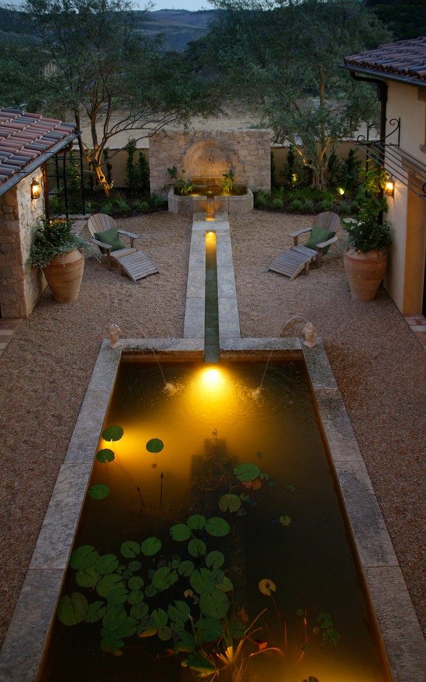 Стильный дизайн: садовый фонтан на внутреннем дворе в средиземноморском стиле - последний тренд