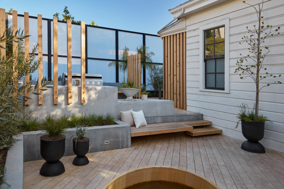 Idées déco pour une grande terrasse arrière moderne avec un foyer extérieur.