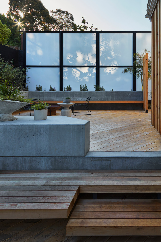 Idee per un grande giardino xeriscape minimalista esposto in pieno sole dietro casa con un focolare e pedane