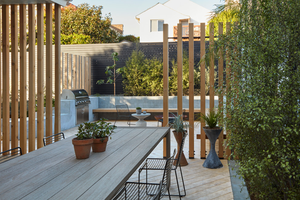 Idee per un grande giardino xeriscape moderno esposto in pieno sole dietro casa con un focolare e pedane