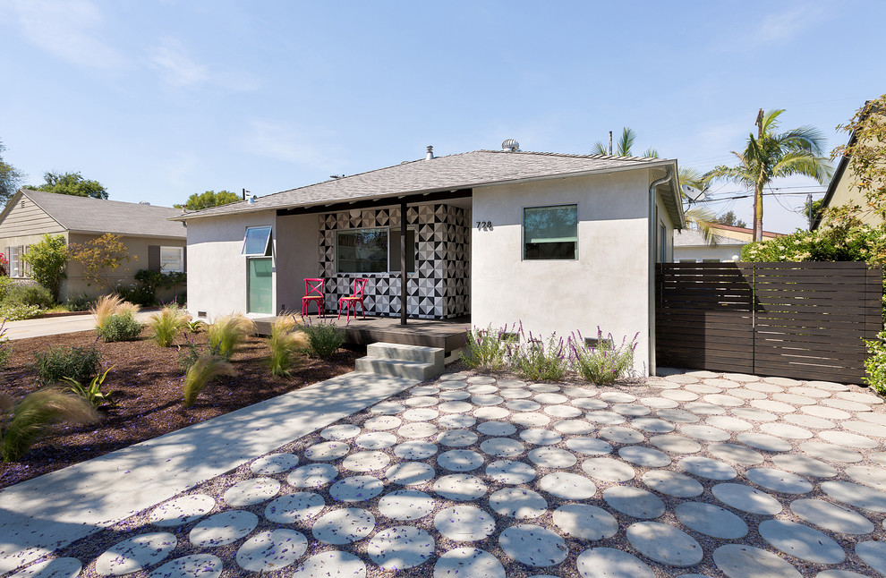 Halbschattiger Moderner Vorgarten mit Auffahrt und Betonboden in Los Angeles
