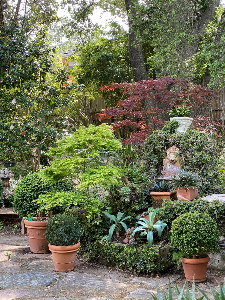 Imagen de jardín campestre grande en verano en ladera con jardín francés, exposición parcial al sol y adoquines de piedra natural