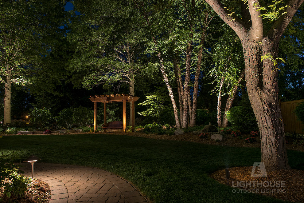 На фото: летний садовый фонтан на заднем дворе в классическом стиле с полуденной тенью и мощением тротуарной плиткой