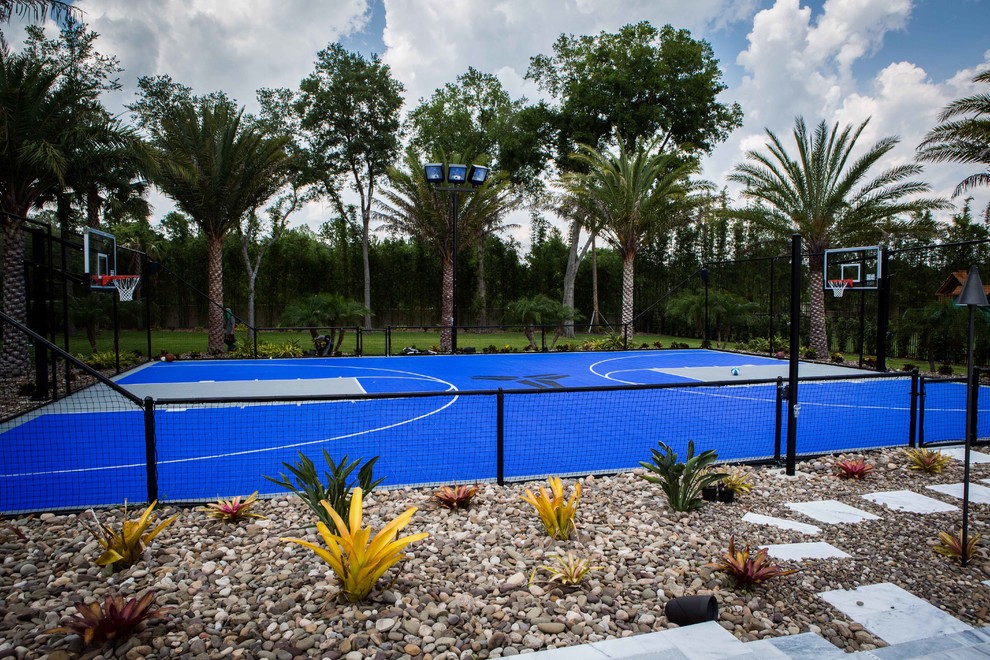 Großer, Halbschattiger Garten hinter dem Haus mit Sportplatz in Orlando