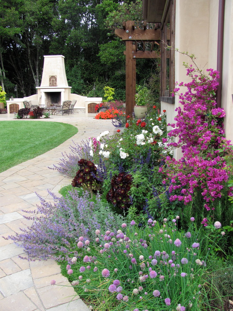 Foto di un grande giardino chic dietro casa con pavimentazioni in pietra naturale