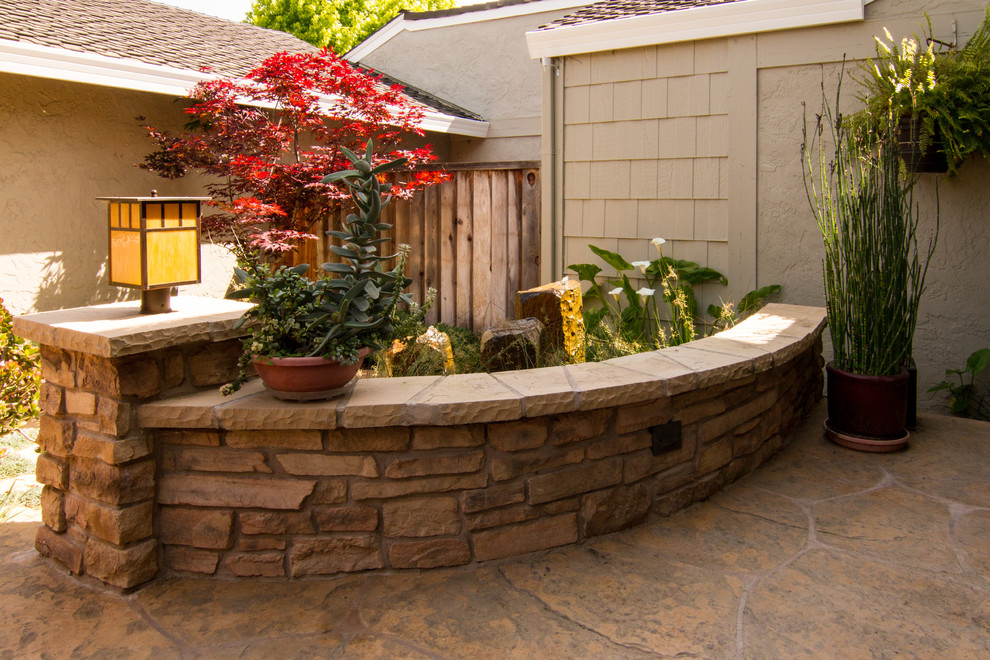 Foto di un piccolo giardino american style esposto a mezz'ombra in cortile con fontane e pavimentazioni in pietra naturale