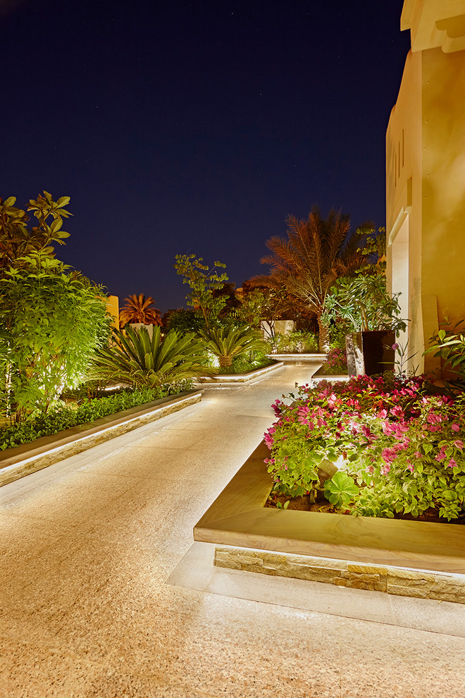 Пример оригинального дизайна: солнечный регулярный сад в средиземноморском стиле с садовой дорожкой или калиткой и хорошей освещенностью