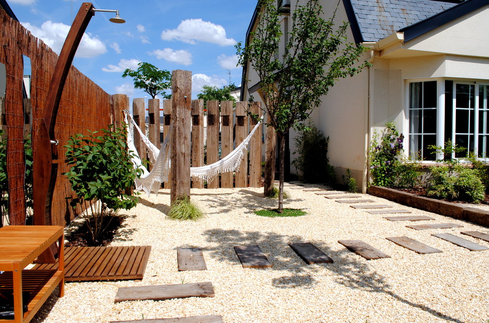 Ejemplo de jardín de estilo zen de tamaño medio en patio lateral con gravilla