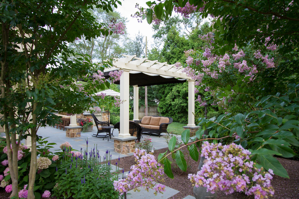 Пример оригинального дизайна: большой летний регулярный сад на заднем дворе в стиле кантри с садовой дорожкой или калиткой, полуденной тенью и покрытием из каменной брусчатки