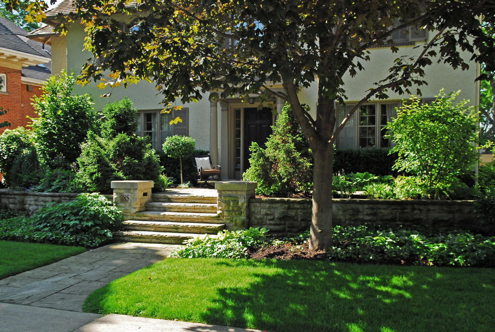 Стильный дизайн: весенний участок и сад среднего размера на переднем дворе в классическом стиле с садовой дорожкой или калиткой, полуденной тенью и покрытием из каменной брусчатки - последний тренд