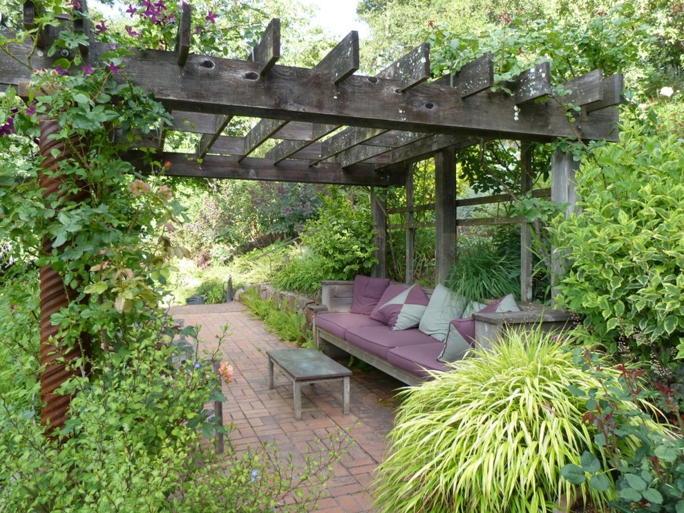 Foto di un piccolo giardino formale american style esposto a mezz'ombra dietro casa in estate con pedane