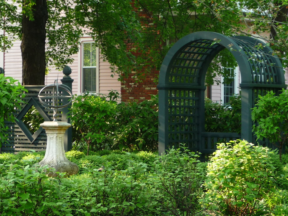 シンシナティにあるトラディショナルスタイルのおしゃれな庭の写真