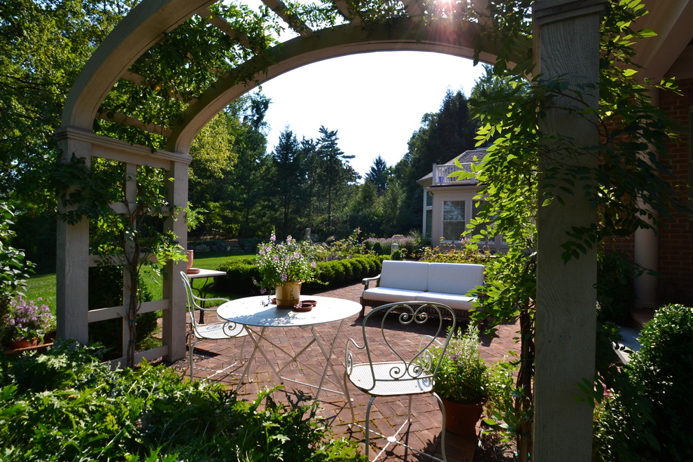 На фото: участок и сад на заднем дворе в классическом стиле с мощением клинкерной брусчаткой с