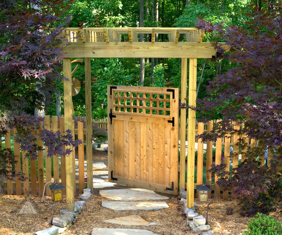 Exemple d'un aménagement d'entrée ou allée de jardin latéral asiatique avec une exposition partiellement ombragée et des pavés en pierre naturelle.