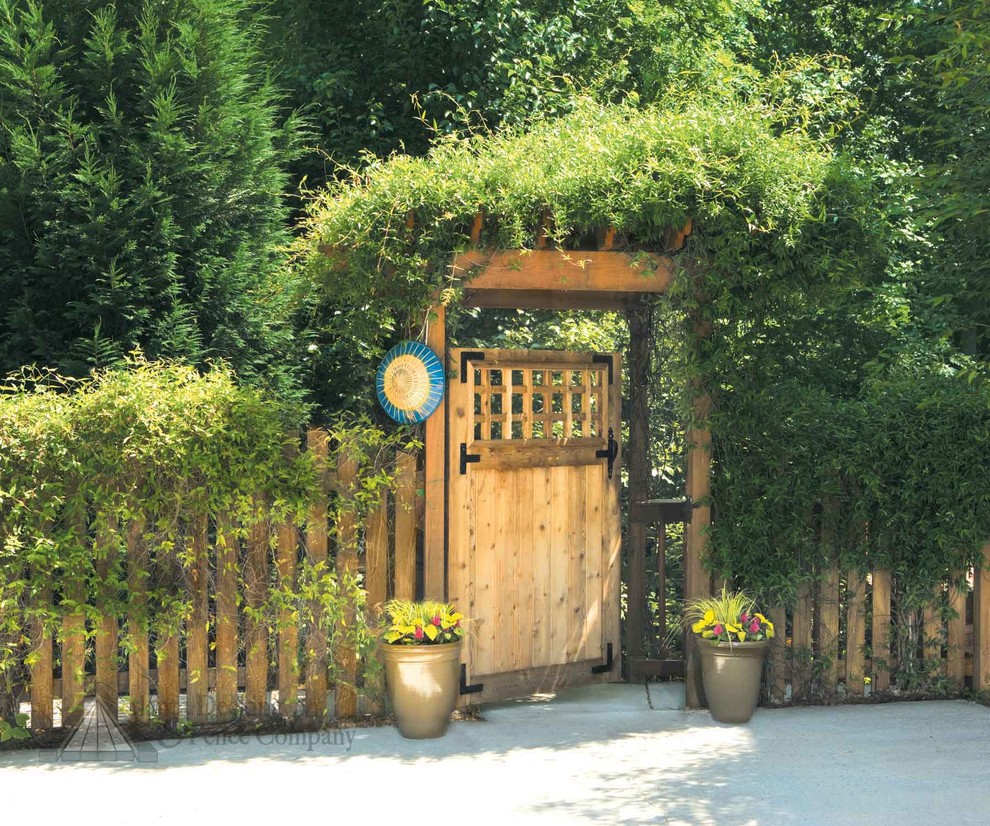 Idée de décoration pour un aménagement d'entrée ou allée de jardin latéral asiatique de taille moyenne et l'été avec une exposition partiellement ombragée et des pavés en béton.
