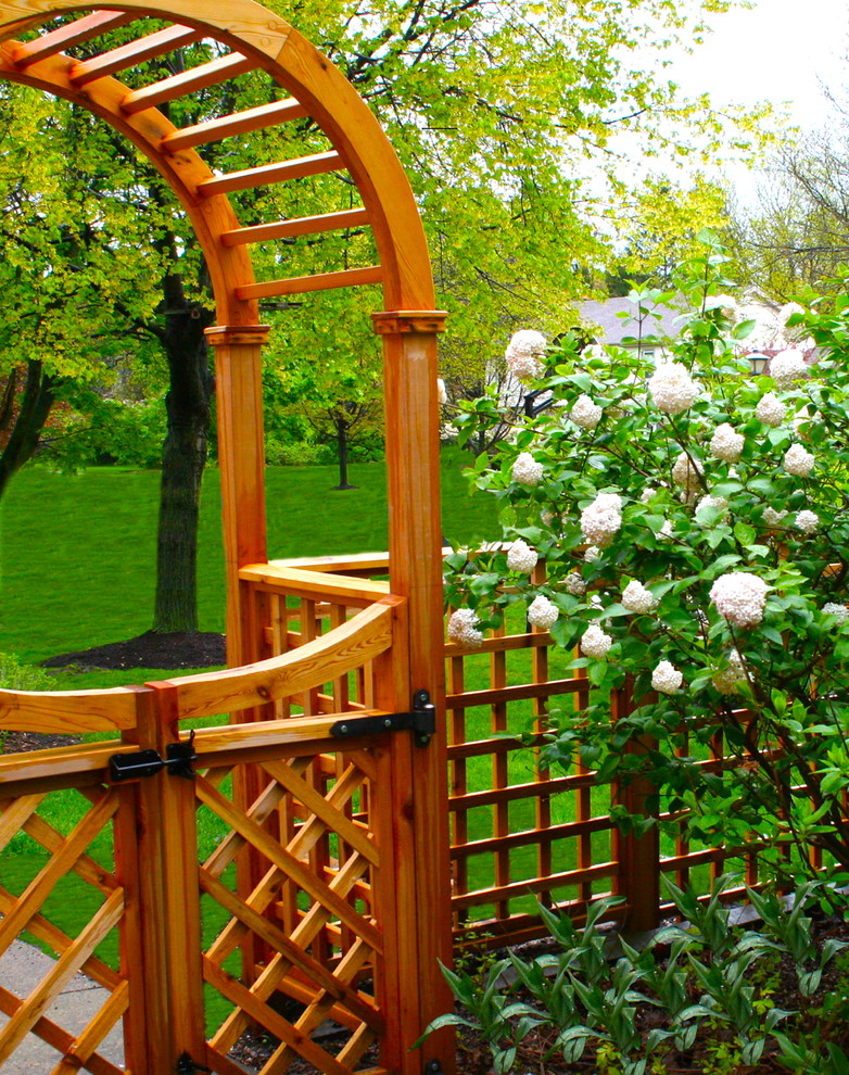 Пример оригинального дизайна: участок и сад на заднем дворе в стиле кантри с садовой дорожкой или калиткой и полуденной тенью