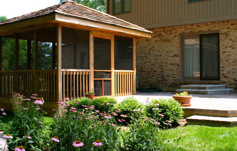 Ispirazione per un giardino american style esposto a mezz'ombra dietro casa con un ingresso o sentiero e pavimentazioni in mattoni