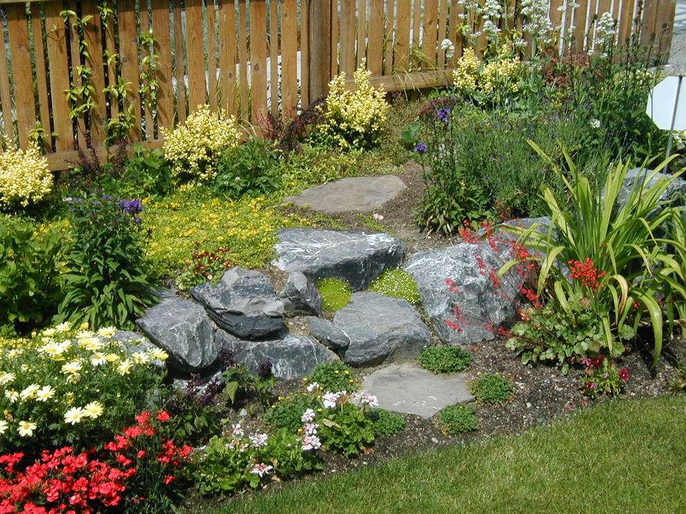Идея дизайна: маленький регулярный сад зимой на переднем дворе в восточном стиле с садовой дорожкой или калиткой, полуденной тенью и мощением тротуарной плиткой для на участке и в саду