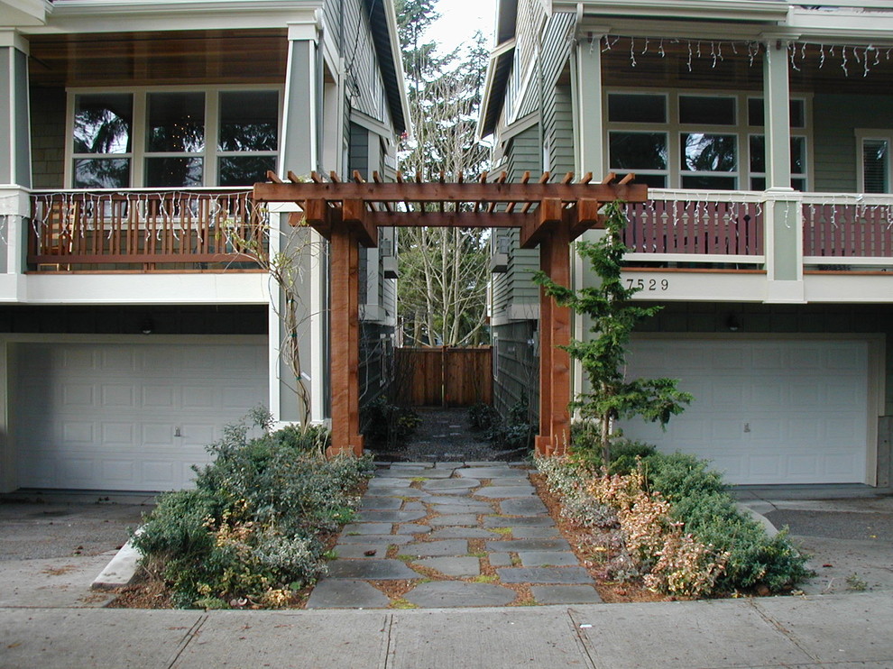 Immagine di un grande giardino formale etnico in ombra davanti casa in inverno con pavimentazioni in pietra naturale