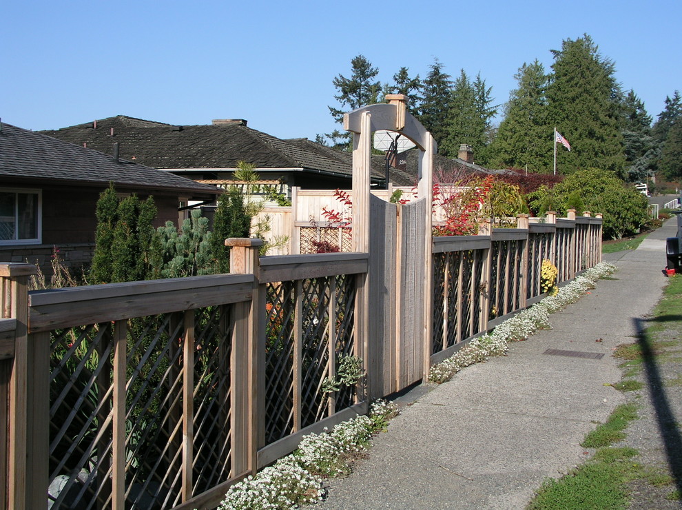 Foto di un giardino formale etnico esposto in pieno sole di medie dimensioni e davanti casa in inverno con un ingresso o sentiero e pavimentazioni in pietra naturale